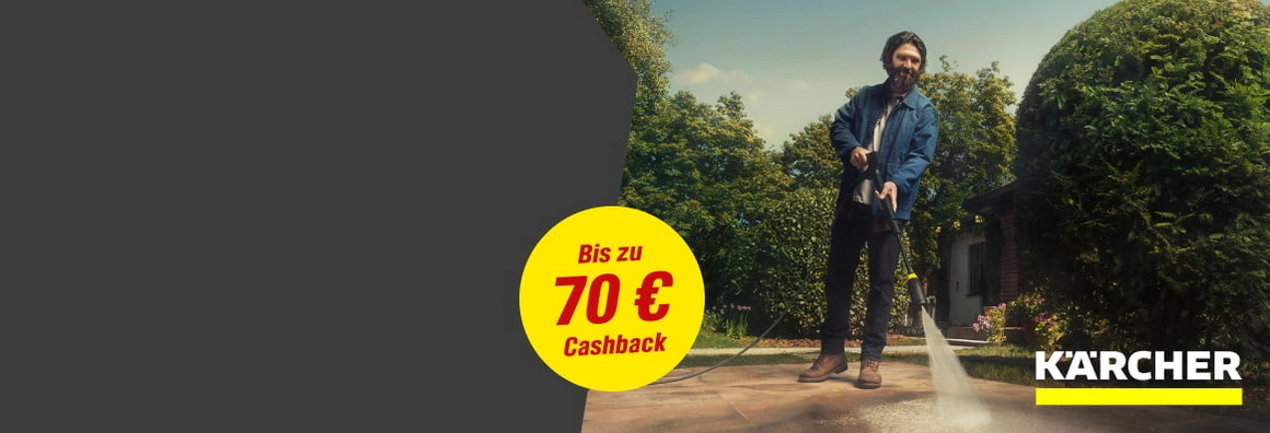 Ein Mensch reinigt eine Steinfläche im Garten mit einem Hochdruckreiniger.